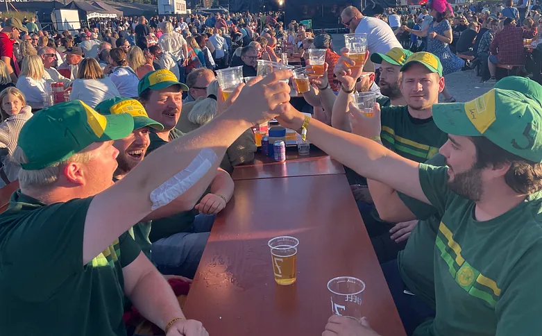 Glade folk på festivalområdet